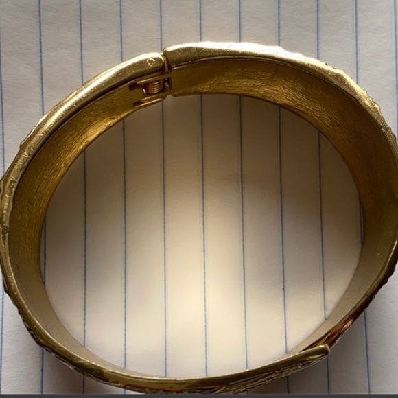 Embracing Leaves Hinged Cuff Bangle in Gold Tone - Picture 12 of 12